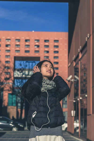 Kulaklıklar ile genç güzel Çinli kız — Stok fotoğraf
