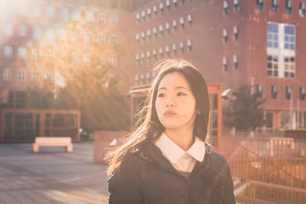 Young beautiful Chinese girl posing in the city streets — Stock Photo, Image