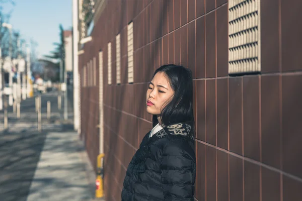 Jeune belle fille chinoise posant dans les rues de la ville — Photo
