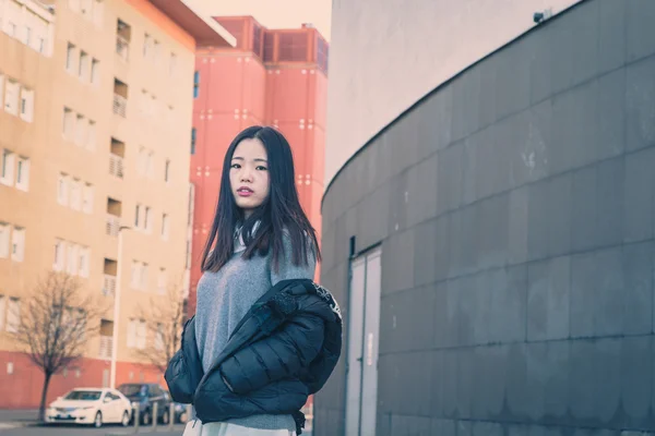 Jonge mooie Chinees meisje poseren in de straten van de stad — Stockfoto