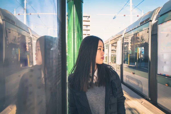 Young beautiful Chinese girl posing in the city streets — Stock Photo, Image