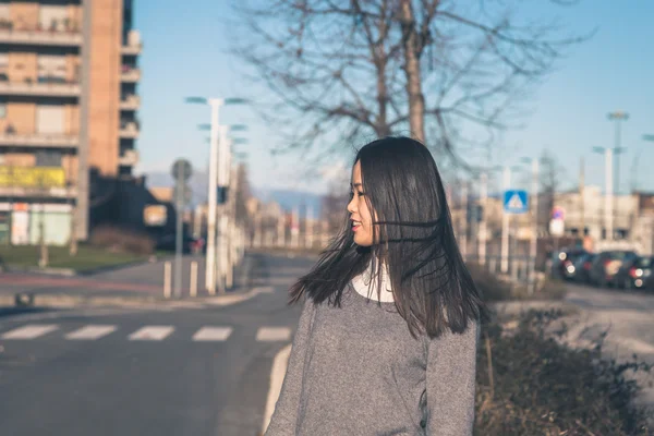 Young beautiful Chinese girl posing in the city streets — Stock Photo, Image