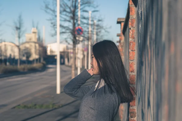 Mladá krásná čínská dívka pózuje v ulicích města — Stock fotografie