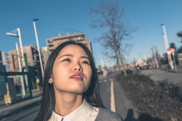 Genç güzel Çinli kız şehir sokaklarını poz — Stok fotoğraf