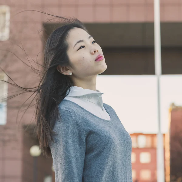 Young beautiful Chinese girl posing in the city streets — Stock Photo, Image