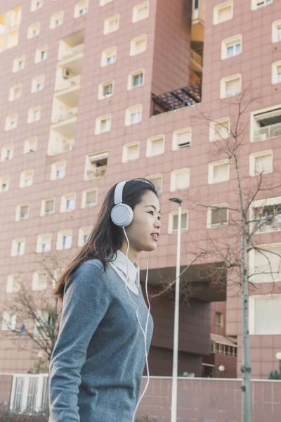 Joven hermosa chica china con auriculares —  Fotos de Stock