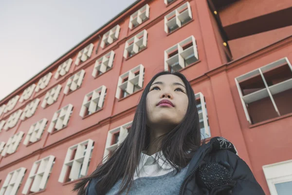 Mladá krásná čínská dívka pózuje v ulicích města — Stock fotografie