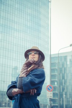 Şehir sokaklarını poz güzel genç esmer