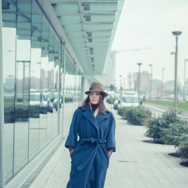 Şehir sokaklarını poz güzel genç esmer