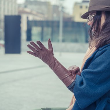 Detay eldiven giymiş şık kadın