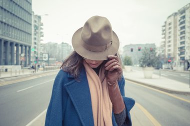 Şehir sokaklarını poz güzel genç esmer