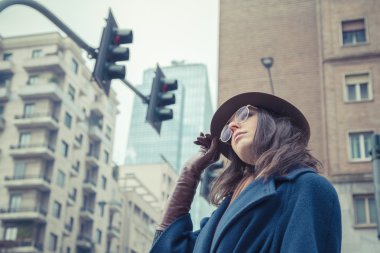 Şehir sokaklarını poz güzel genç esmer