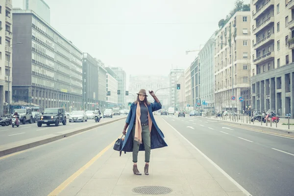 Belle jeune brune posant dans les rues de la ville — Photo