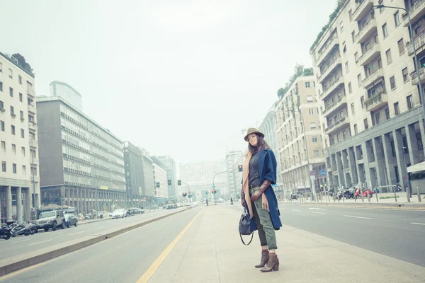 Beautiful young brunette posing in the city streets — Stock Photo, Image