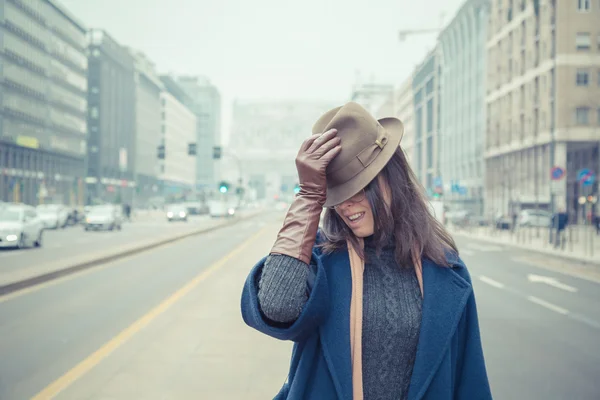 Beautiful young brunette posing in the city streets — Stock Photo, Image