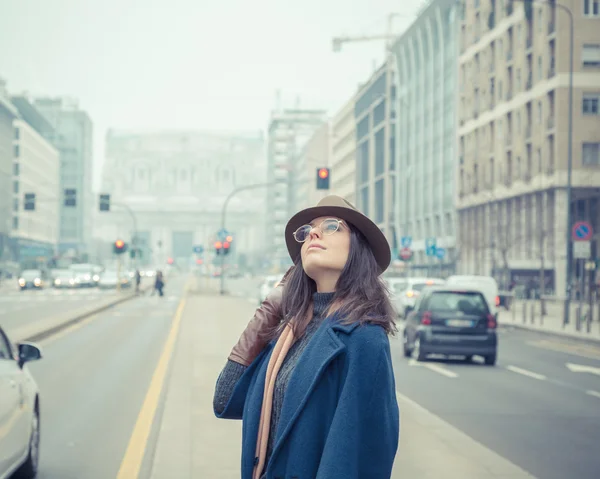 Bella giovane bruna in posa nelle strade della città — Foto Stock