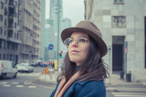 Mooie jonge brunette poseren in de straten van de stad — Stockfoto