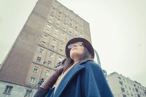 Hermosa joven morena posando en las calles de la ciudad — Foto de Stock