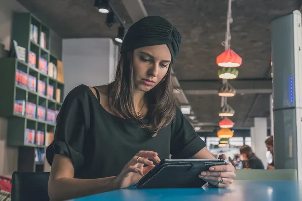 Krásná mladá brunetka s její tablet — Stock fotografie