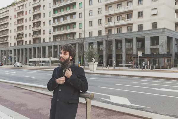 Joven hombre barbudo guapo posando en las calles de la ciudad — Foto de Stock