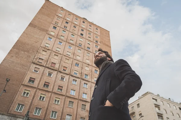 Joven hombre barbudo guapo posando en las calles de la ciudad — Foto de Stock