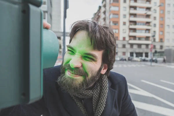 Junger schöner bärtiger Mann posiert in den Straßen der Stadt — Stockfoto