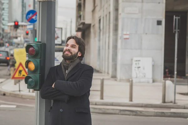 Genç yakışıklı sakallı adam şehir sokaklarını poz — Stok fotoğraf