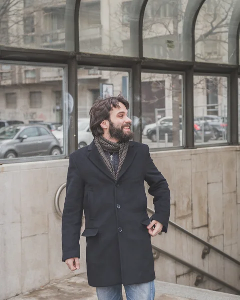 Genç yakışıklı sakallı adam şehir sokaklarını poz — Stok fotoğraf