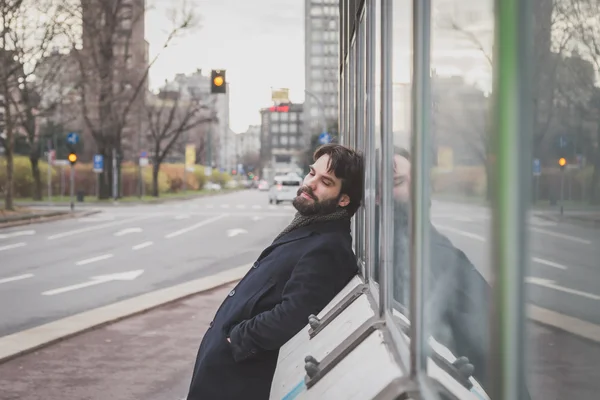 Jovem bonito barbudo homem posando nas ruas da cidade — Fotografia de Stock