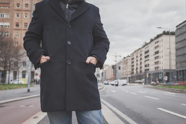 Detalle de un joven posando en las calles de la ciudad — Foto de Stock