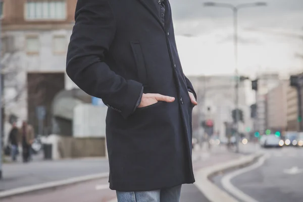 Detail of a young man posing in the city streets — Stock Photo, Image