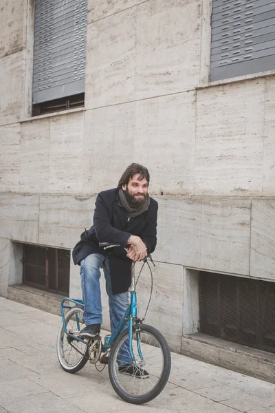 Mladý pohledný vousatý muž pózuje s jeho bicyle — Stock fotografie