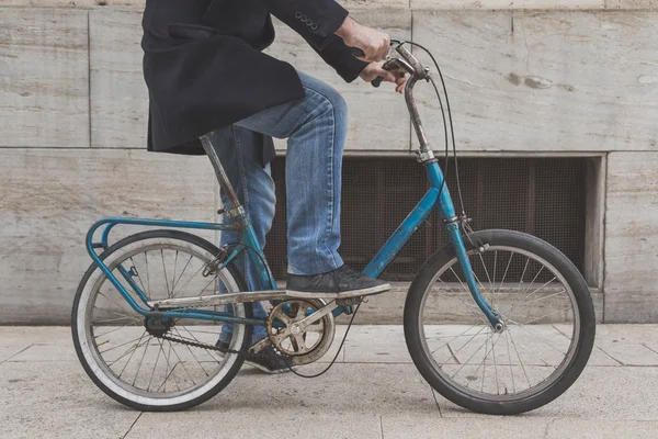 Detail of a young man posing with his bicyle — Stock Photo, Image