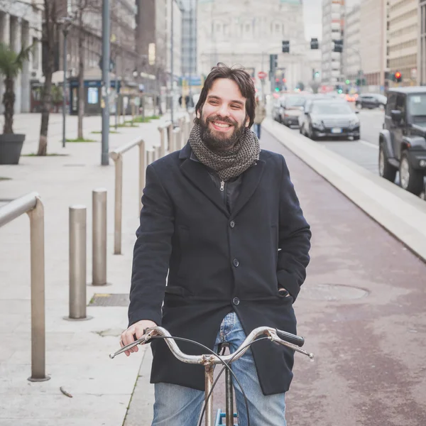 Junger schöner bärtiger Mann posiert mit seinem Fahrrad — Stockfoto