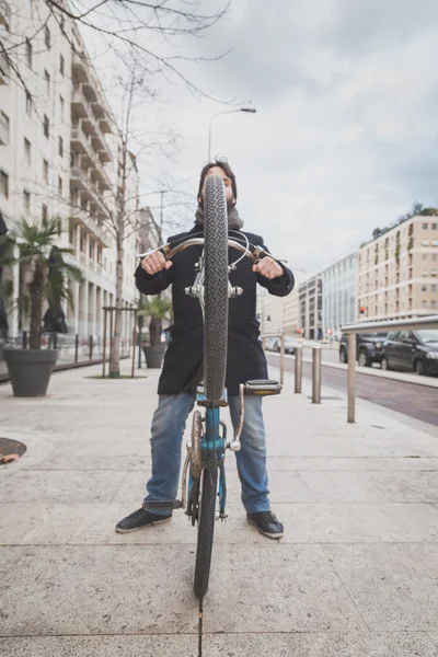 Junger schöner bärtiger Mann posiert mit seinem Fahrrad — Stockfoto