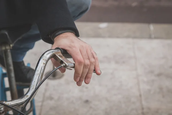 Detail of a young man posing with his bicyle — Stock Photo, Image