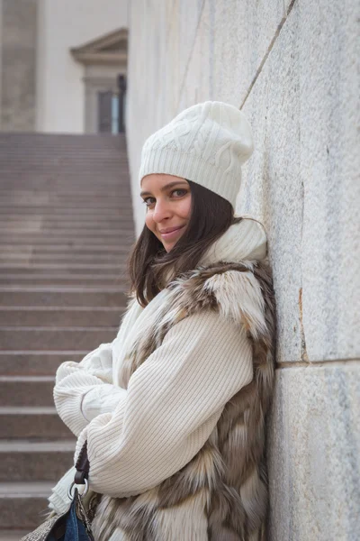 Beautiful young woman posing in the city streets — Stock Photo, Image