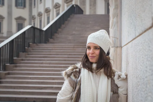 Beautiful young woman posing in the city streets — Stock Photo, Image