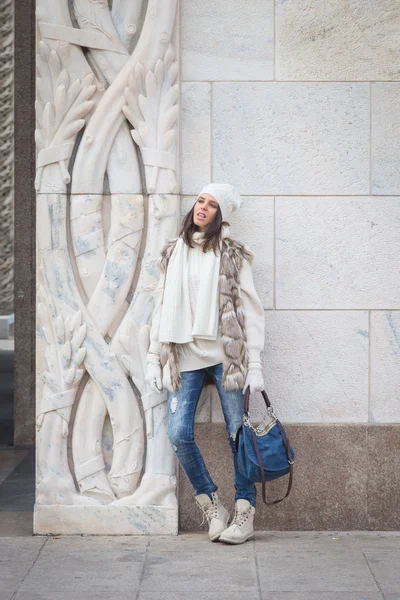 Belle jeune femme posant dans les rues de la ville — Photo