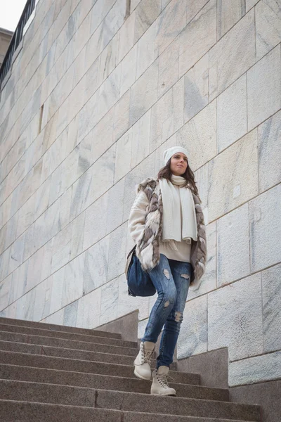 Hermosa joven posando en las calles de la ciudad —  Fotos de Stock