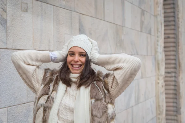 Beautiful young woman posing in the city streets — Stock Photo, Image