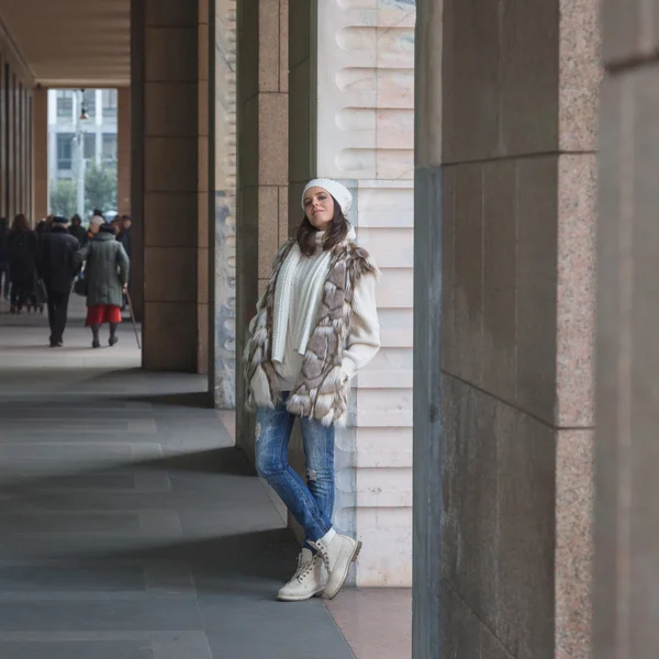 Belle jeune femme posant dans les rues de la ville — Photo