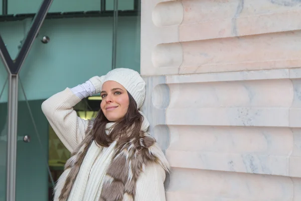 Hermosa joven posando en las calles de la ciudad — Foto de Stock