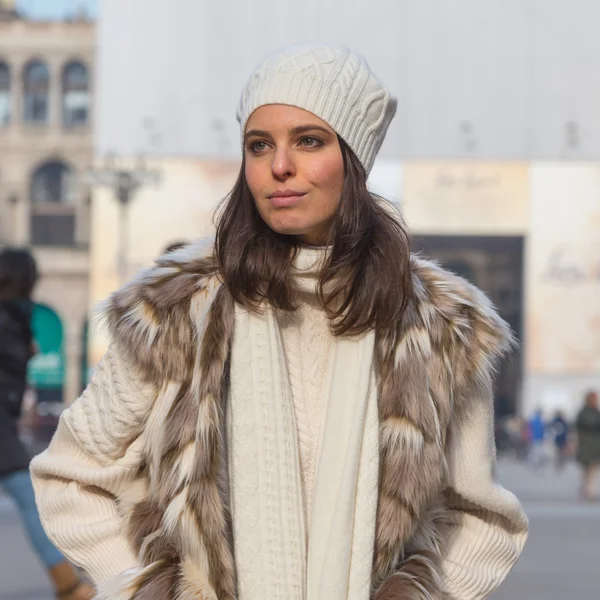 Beautiful young woman posing in the city streets — Stock Photo, Image