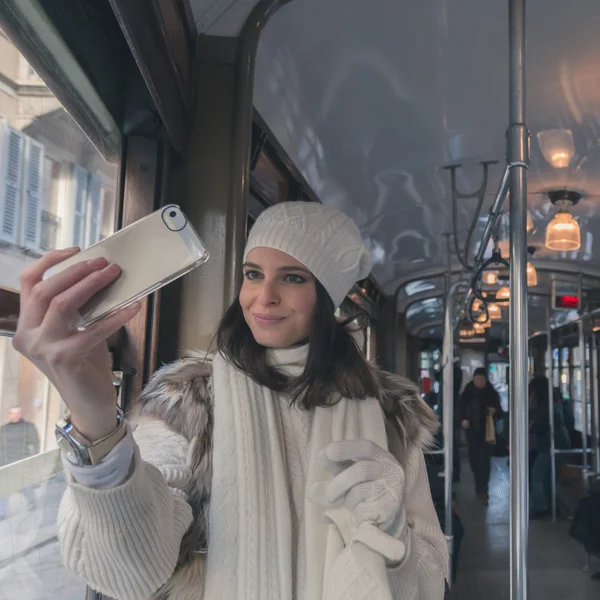 Vacker ung kvinna med en selfie — Stockfoto