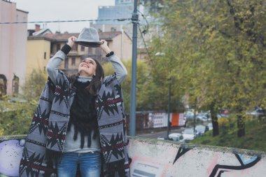 Şehir sokaklarını poz güzel genç esmer