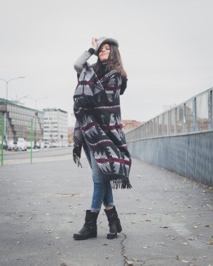 Şehir sokaklarını poz güzel genç esmer