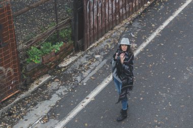 Şehir sokaklarını poz güzel genç esmer