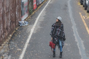 Şehir sokaklarını poz güzel genç esmer