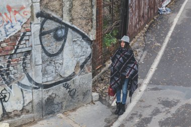 Şehir sokaklarını poz güzel genç esmer